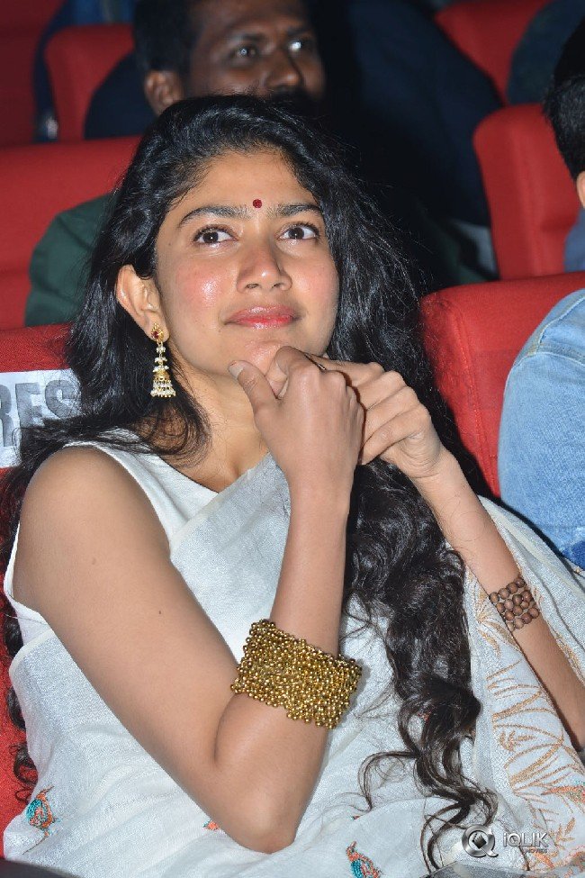 Sai-Pallavi-at-Padi-Padi-Leche-Manasu-Movie-Pre-Release-Event